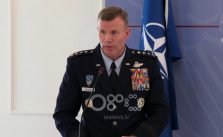 Новини Ora - Gjenerali i NATO-për herë të parë në shėpëré: Shqipëri: Baza në Kuçovë e rëndësishme
