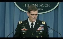 Новини НАТО: 30 серпня 2016 року. Командир Центрального комітету, генерал Вотель розповідає репортерам у Пентагоні.