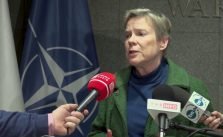 Прес-конференція заступника Генерального секретаря НАТО у військовому аеропорту Варшави, 16 березня 2018