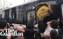 Біженці в Стамбулі кидаються на борт тренера, щоб дістатися до турецького кордону до Європи