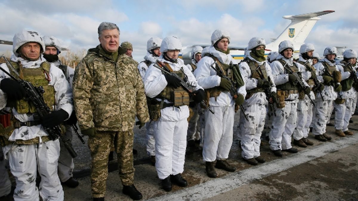 Україна просить НАТО накопичити військові сили, вводить воєнний стан, оскільки Росія направляє війська на кордон
